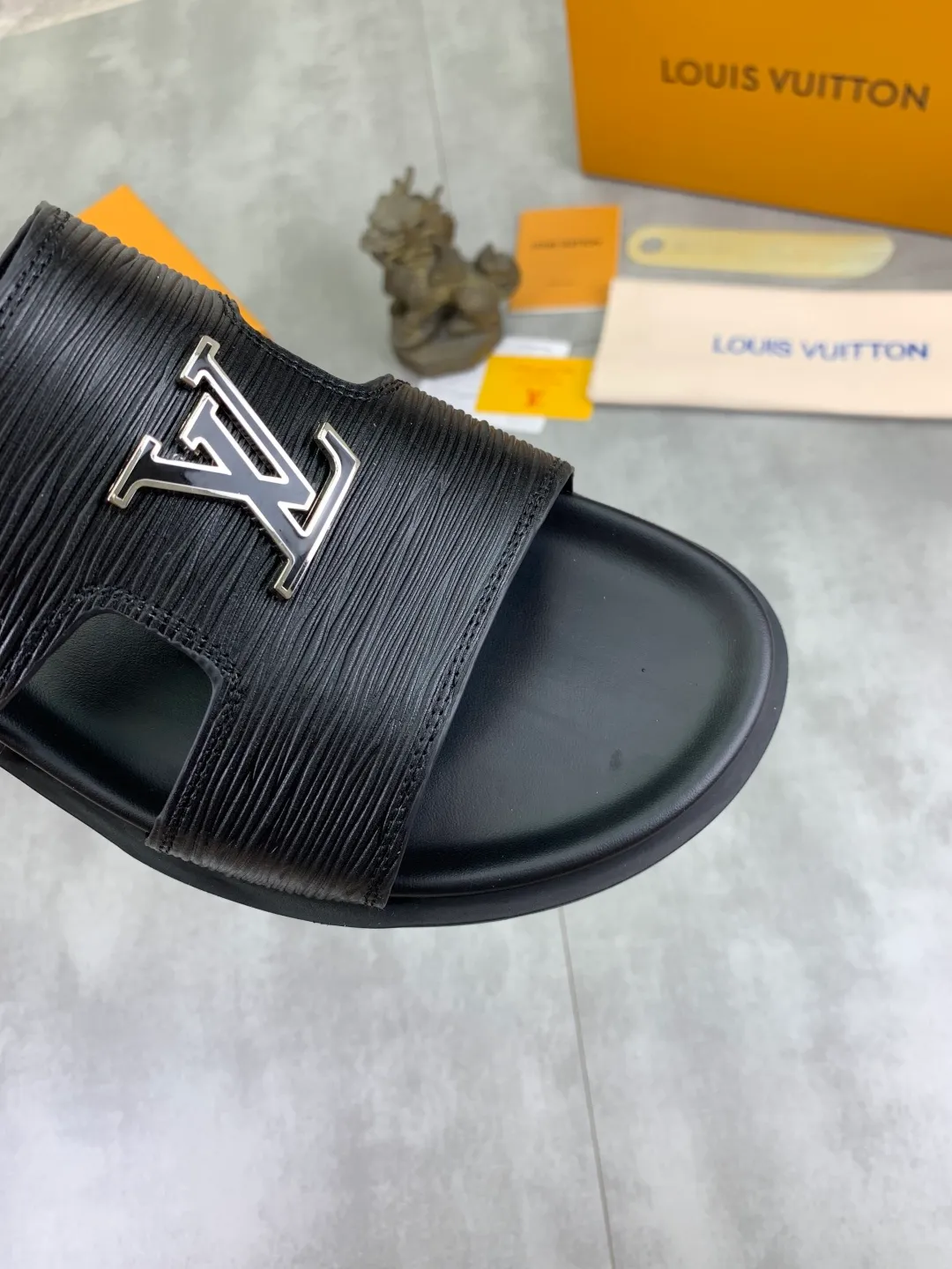 Men's shoes 💰P300💰【New style】🆘 Original quality 【LOUIS VUITTON】The popular Louis Vuitton LV men's slippers on the official website are on sale simultaneously! Original fabric imported from Italy, original factory special supply, code number: 38-44 (45 customized), many colors available